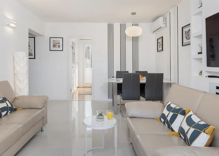 Sky, Free Private Parking Apartment *