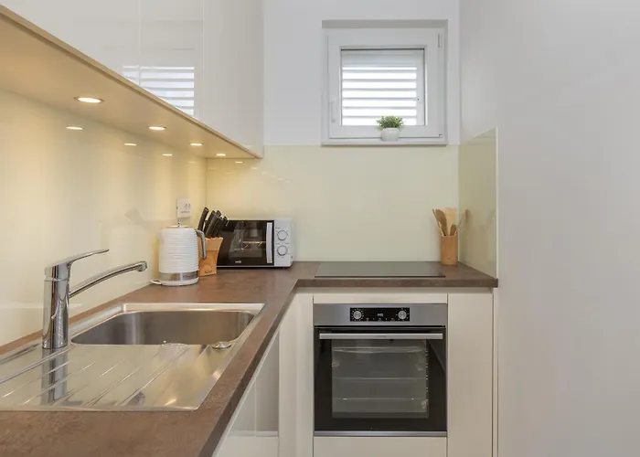 Sky, Free Private Parking